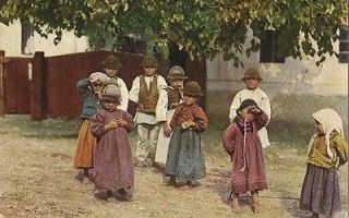 8536 ROMANIA COSTUMES VILLAGE OF YOUNG PEOPLE POSTCARD