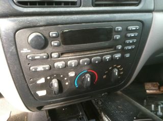   03 FORD Taurus Sable Radio CD Player Temp Controls   W. BEZEL & TRIM