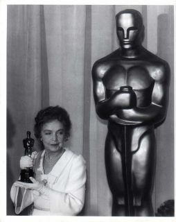 Vintage 71 Actress Lillian Gish w/ Oscar Next to Oscar Statue Award 