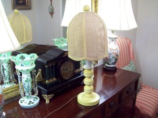 VINTAGE RETRO 1970S YELLOW & WHITE LAMP LIGHT WITH COOL WHICKER 