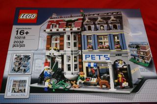 LEGO Creator Modular Pet Shop / Townhouse 10218 w 4 Minifigures NEW 