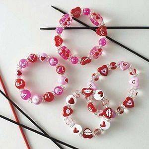 Twos Company Hearts Kisses Stretchy Bracelet Valentine White Pink 