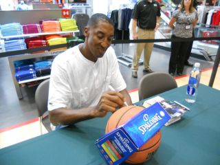 autographed basketball scottie pippen in Balls
