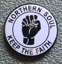 NORTHERN SOUL KEEP THE FAITH BADGE PIN BUTTON   BLACK FIST ON WHITE