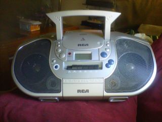 RCA MODEL RCD105 PORTABLE CD PLAYER/2 BAND RADIO CASSETTE RECORDER