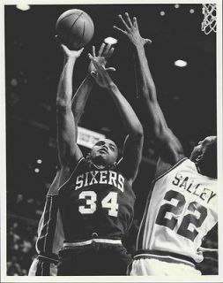 1990 Philadelphia Sixers Charles Barkley shooting over Brickowski 