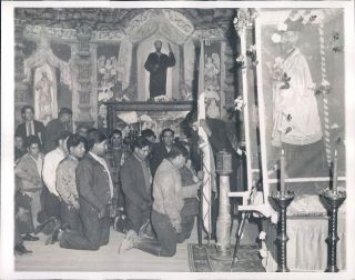 1940 Tucson Arizona Papago Indians Bow At Statue San Xavier Mission 