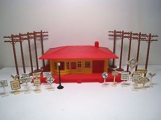 VINTAGE MARX PLASTIC TRAIN STATION / DEPOT WITH MISC. SIGNS 