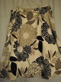 New Approach   womens sz 12   Black White Gray FLORAL ~ Knee 