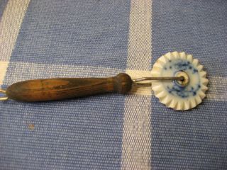 1800S BLUE ONION/ONION PATTERN PIE CRIMPER WITH WOODEN HANDLE VERY 