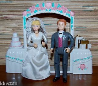 LOVING FAMILY COMPLETE WEDDING ARCH BRIDE GROOM CAKE PRESENTS MUSICAL 