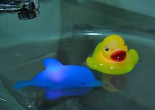 2PCS Baby Bath Fun LED Flashing Duck Dolphin Toy Rubber