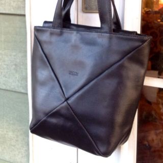   Black Leather Logo Bucket Bag Handbag Purse w Silver Key Clip EUC