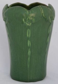 HAMPSHIRE 8 ARTS & CRAFTS VASE IN RICH MATTE GREEN W/ENTWINED LEAVES 