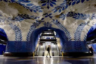Conheça a sensacional arte no metrô de Estocolmo, onde cada 