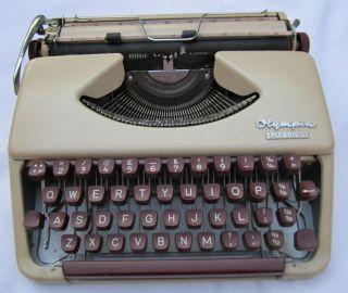 English Vintage Working Olympia Splendid 33 Portable Typewriter with 