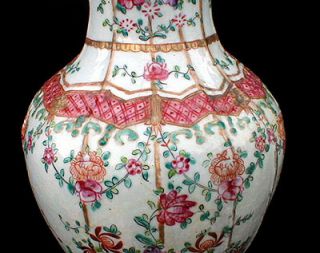 Exquisite Antique Chinese Export Porcelain Chintz Table Lamp