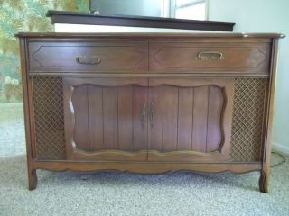 Vintage Magnavox Wood Cabinet Stereo Phonic Record Am FM Radio Player 
