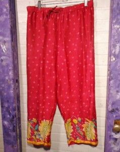 This 2 pc dark rose loungewear pant set is labeled Pretty Pink, size 