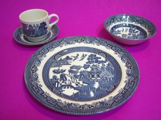 BLUE WILLOW DISHES CHURCHILL STAFFORDSHIRE ENGLAND 4 Piece 