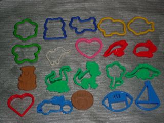 LOT 20 CHILDRENS PLASTIC COOKIE CUTTERS DINOSAUR FOOTBALL BOAT