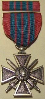 WW II French Croix de Guerre Military Medal w Ribbon