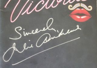 JULIE ANDREWS SIGNED Victor Victoria on Broadway Program   SHARP PIECE