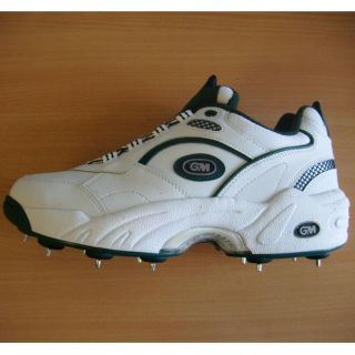 BRAND NEW pair of Gunn & Moore Teknik full spike cricket shoes