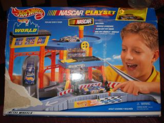 HOT WHEELS NASCAR PLAYSET 1999 HOT WHEELS WORLD WITH CAR NEW BUT OPEN
