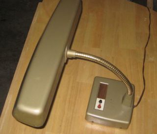 This auction is for a working vintage gooseneck desk lamp. Lamp