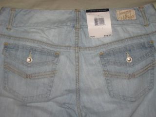 This NWT Tommy Hilfiger Women’s Jeans. Modern Rise   Flare. 2 Button