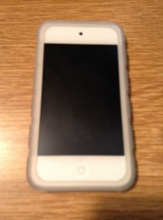 iPod Touch 4th Gen White 8GB Mint with Accessories
