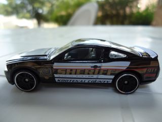 64 SCALE HOT WHEELS 2012 MAIN STREET SHERIFF 2010 FORD MUSTANG GT
